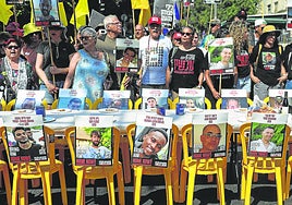Familiares de los rehenes se manifiestan frente a la residencia de Netanyahu.