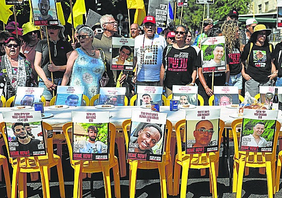 Familiares de los rehenes se manifiestan frente a la residencia de Netanyahu.