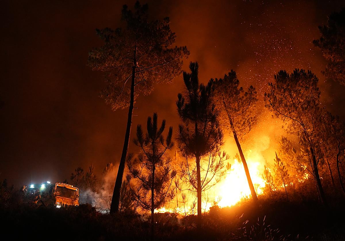 Vista del fuego en el incendio de A Touza, Ourense.