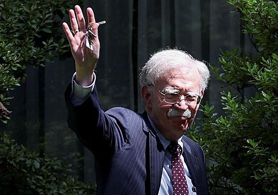 John Bolton llega a su residencia durante el registro.