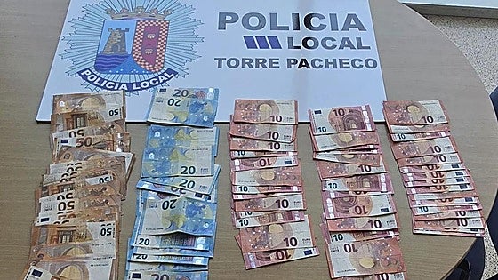 Un cajero de Torre Pacheco expulsa 2.000 euros en billetes a la calle