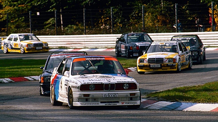 Roberto Ravaglia en cabeza del pelotón en una prueba del DTM alemán de 1989