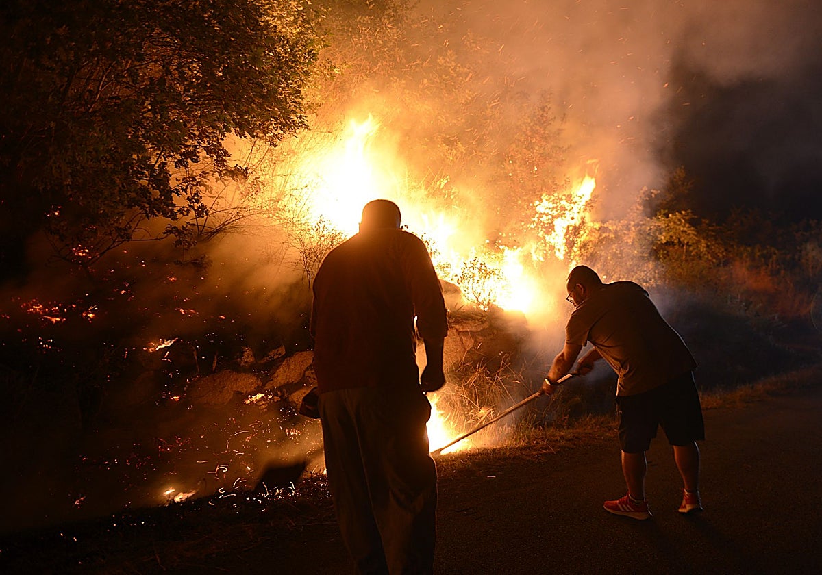 Voluntarios luchando contra un incendio forestal en Galicia.
