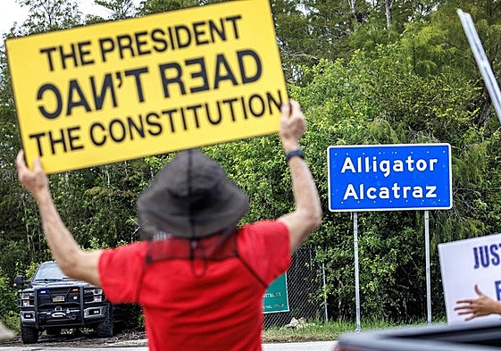 Una protesta a las puertas de 'Alligator Alcatraz'.