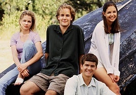 Michelle Williams, James Van Der Beek, Joshua Jackson y Katie Holmes, en una imagen promocional de 'Dawson crece'.