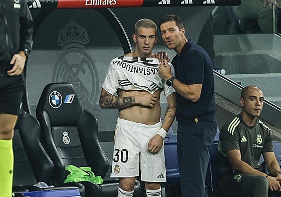 Franco Mastantuono escucha las indicaciones de Xabi Alonso antes de debutar con el Real Madrid.