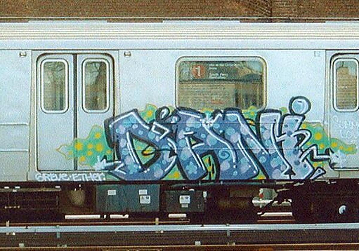 Fotografía de archivo de un grafiti en un metro de Nueva York.