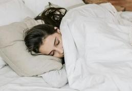 Aunque duermes del tirón, sientes que tu cuerpo no descansa como debería. La causa puede ser un hábito tan automático como invisible.