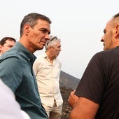 El presidente Pedro Sánchez habla con uno de los afectados en la provincia de León.