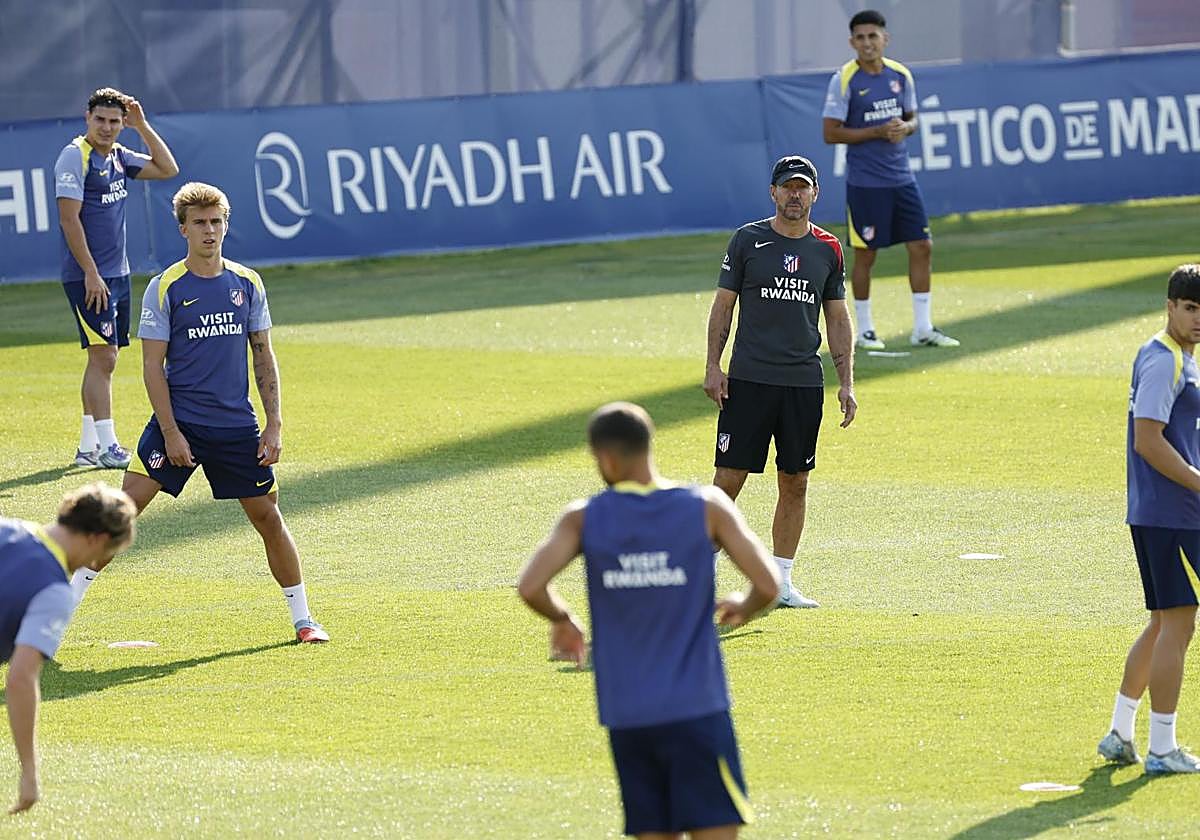 Simeone dirige un entrenamiento del Atlético previo al encuentro con el Elche