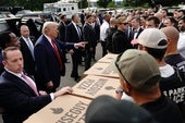 Trump arenga entre pizzas y hamburguesas a las tropas desplegadas en uno de los barrios más violentos de Washington