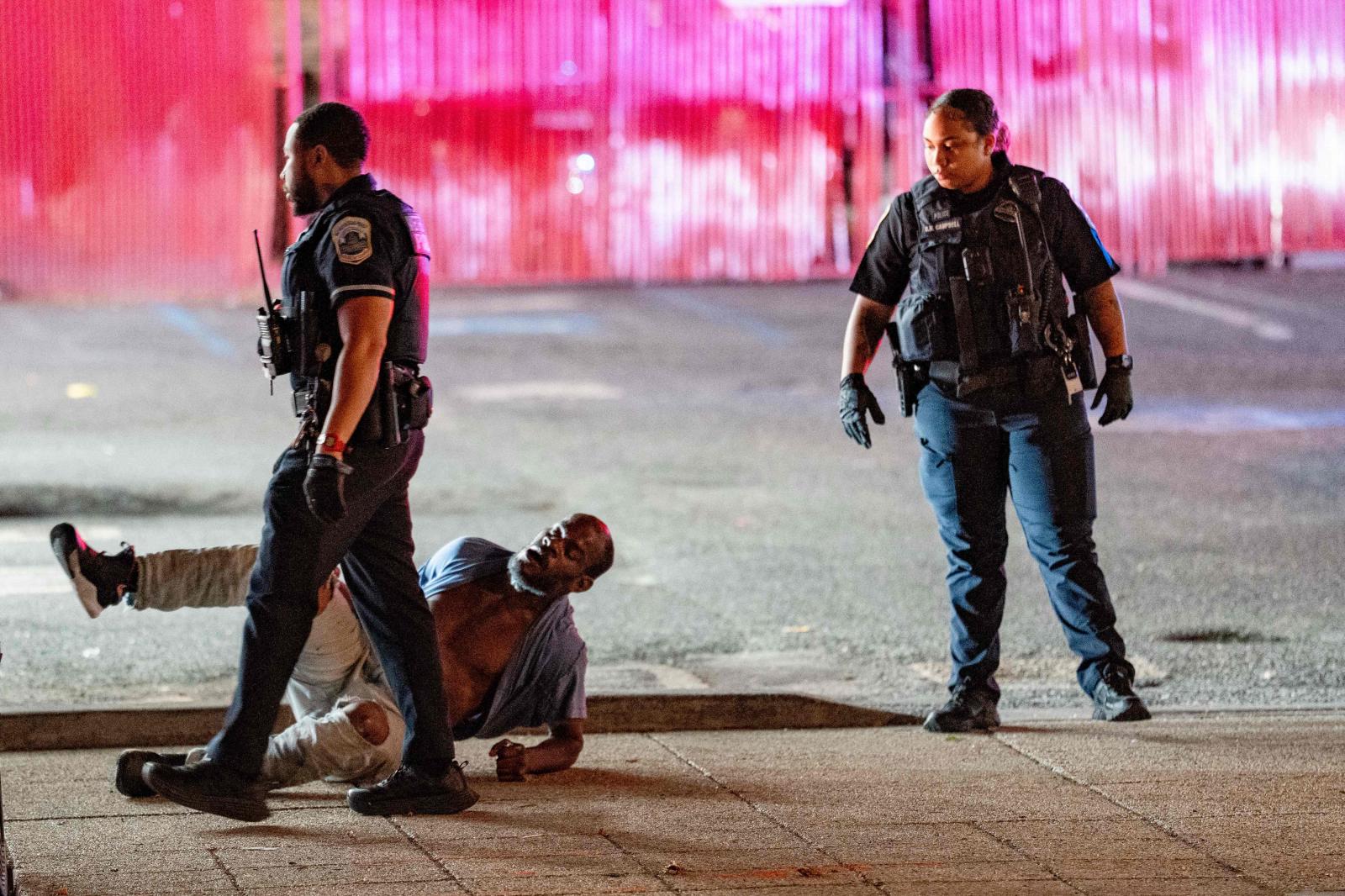 Agentes del orden, junto a una víctima de una agresión.