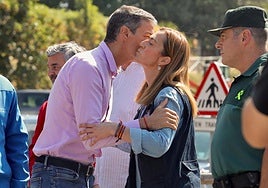 El presidente del Gobierno, Pedro Sánchez, saluda a la directora general de Protección Civil y Emergencias, Virginia Barcones