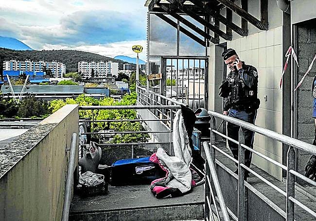 Redada. Un agente hace guardia junto a cuatro vehículos policiales incendiados frente a la comisaría de Cavaillon durante una operación antidroga.