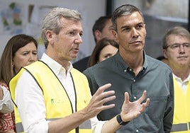 El presidente de la Xunta de Galicia, Alfonso Rueda, y el jefe del Ejecutivo, Pedro Sánchez, en un puesto de mando en Ourense.