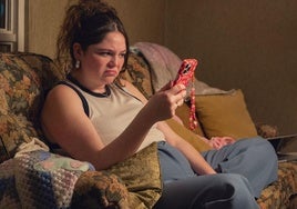 Megan Stalter da vida a Jessica, la protagonista de la serie, disponible en Netflix.