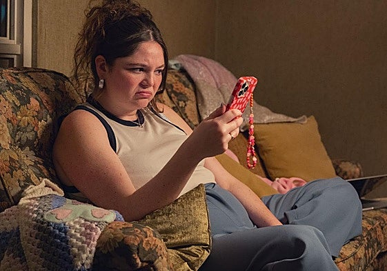 Megan Stalter da vida a Jessica, la protagonista de la serie, disponible en Netflix.