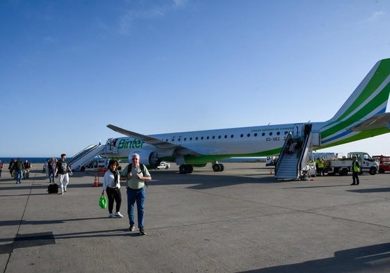 Un avión de la compañía Binter a su llegada al aeropuerto de Almería.