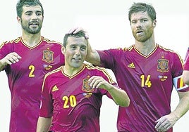 Xabi Alonso toca la cabeza de Santi Cazorla después de que el asturiano marcara un gol con la selección en 2012.