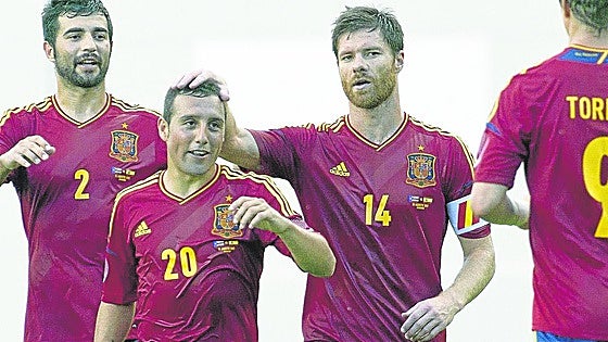 Xabi Alonso y Cazorla reviven en el Tartiere días de vino y rosas