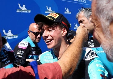 David Alonso se estrena en Moto2 con una remontada para la historia