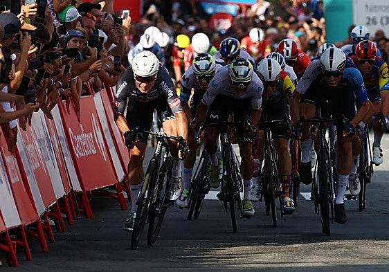 Jasper Philipsen impone los pronósticos en la primera entrega de La Vuelta