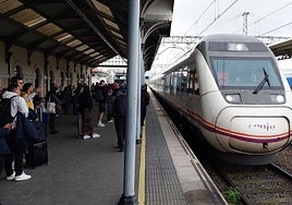 Un tren de Renfe en la estación de tren de Miranda de Ebro.