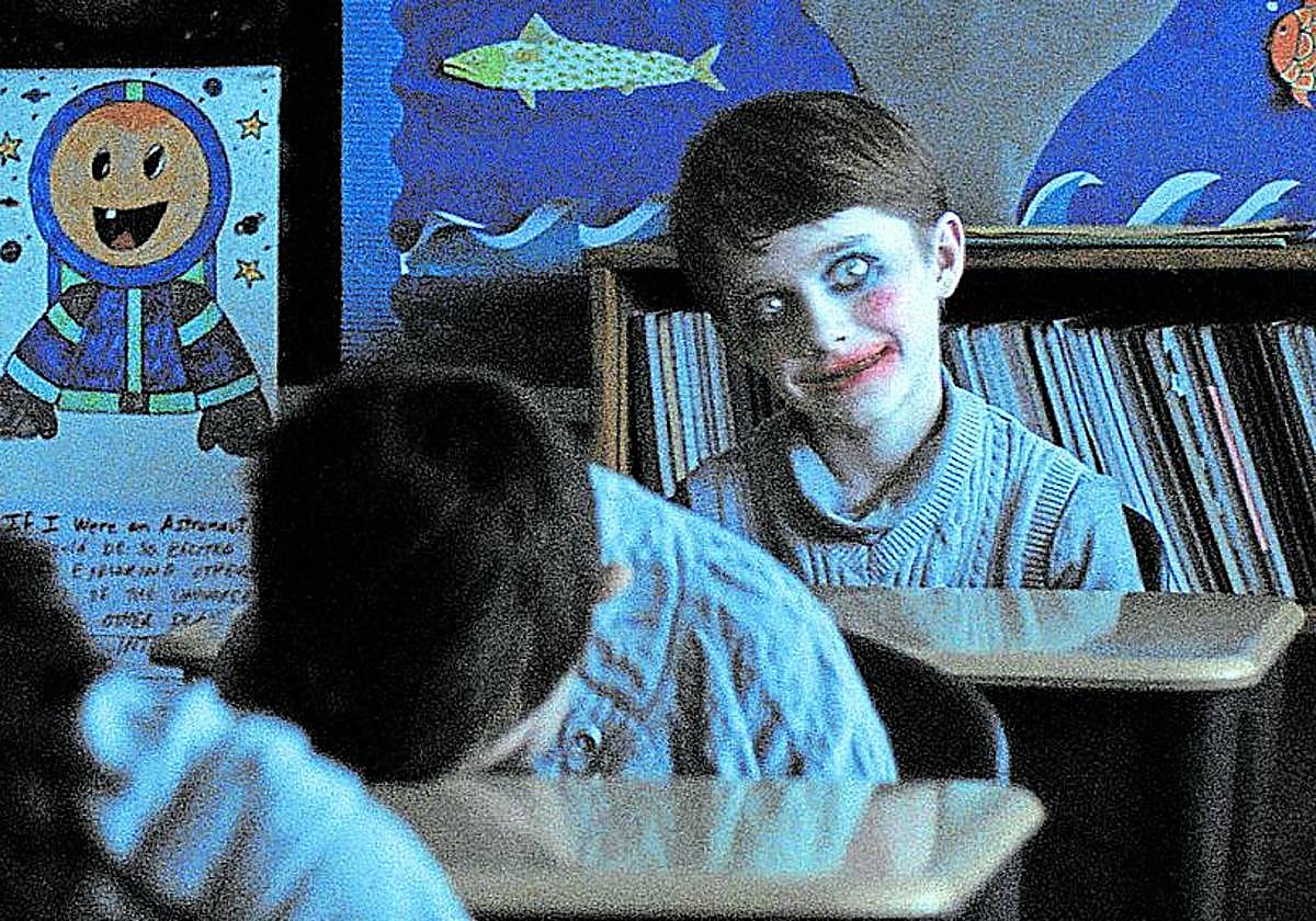 El pequeño Cary Christopher en 'Weapons', número uno en la taquilla.