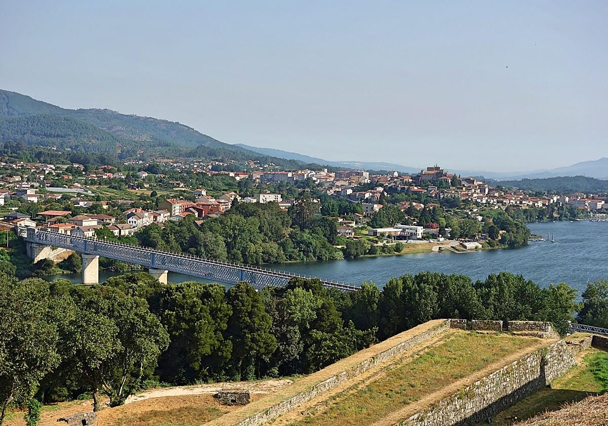 El puente de Tui. Valença do Minho vista desde Galicia