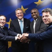 El ministro de Asuntos Exteriores, Unión Europea y Cooperación, José Manuel Albares; el comisario de Comercio y negociador de la UE con Reino Unido, Maros Sefcovic; el ministro de Exteriores británico, David Lammy, y el ministro principal de Gibraltar, Fabian Picardo, posan tras alcanzar una acuerdo en la sede de la Comisión Europea, a 11 de junio de 2025