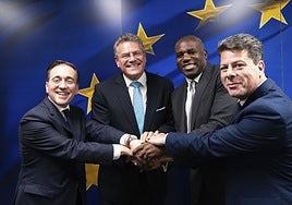 El ministro de Asuntos Exteriores, Unión Europea y Cooperación, José Manuel Albares; el comisario de Comercio y negociador de la UE con Reino Unido, Maros Sefcovic; el ministro de Exteriores británico, David Lammy, y el ministro principal de Gibraltar, Fabian Picardo, posan tras alcanzar una acuerdo en la sede de la Comisión Europea, a 11 de junio de 2025