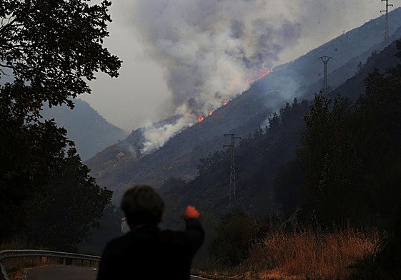 El viento y los focos en alta montaña siguen dificultando la extinción del incendio en el municipio leonés de Igüeña, catalogado de nivel de riesgo dos.