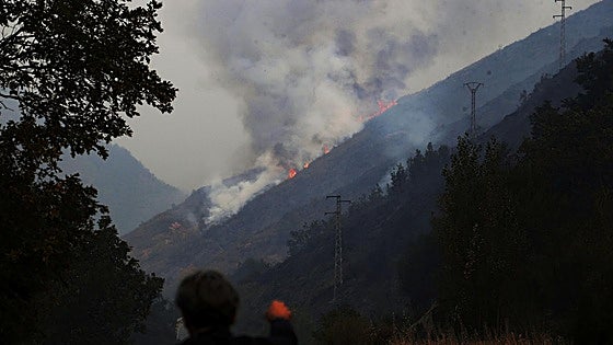 Moderado optimismo para controlar los 14 grandes incendios que siguen activos