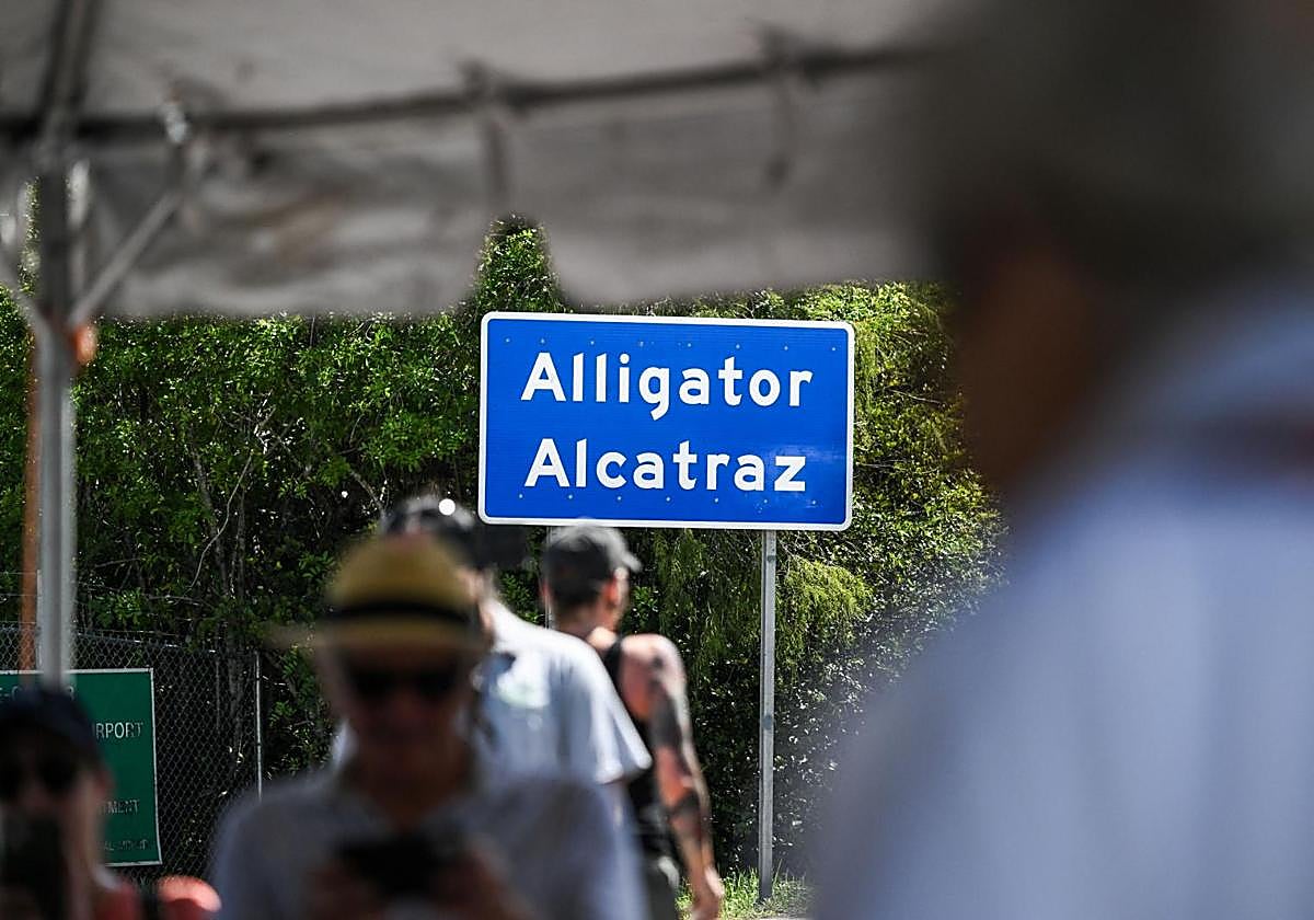 Entrada al centro Alligator Alcatraz.