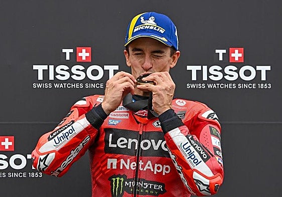 Marc Márquez celebra su triunfo en Hungría.