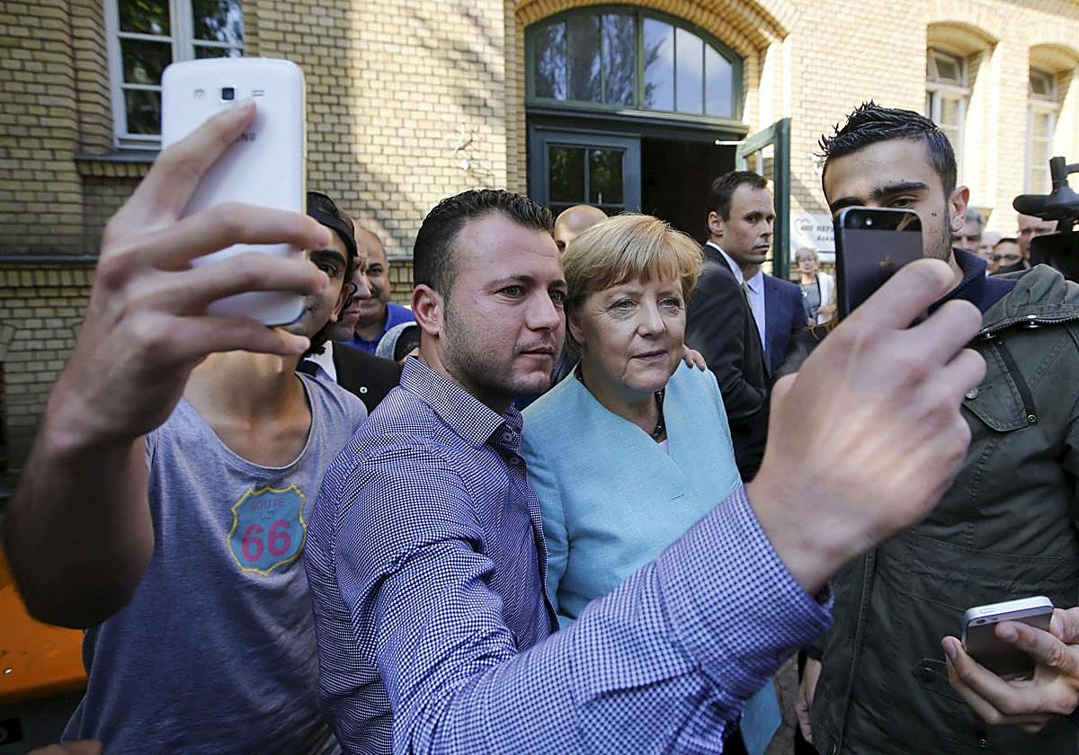 Angela Merkel se fotografía con refugiados sirios e iraquíes llegados a Berlín en 2015.