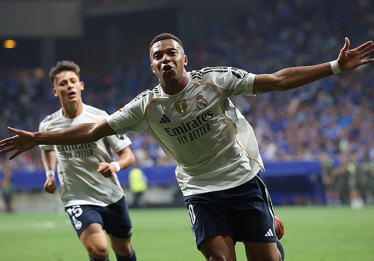 Kylian Mbappé celebra el primero de sus dos goles al Oviedo.