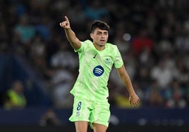 Pedri da indicaciones durante el Levante-Barcelona del sábado.