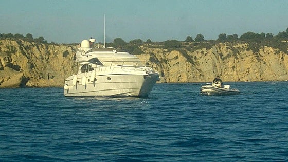 Una mujer muere arrollada por la hélice de una embarcación tras caer al mar en Jávea