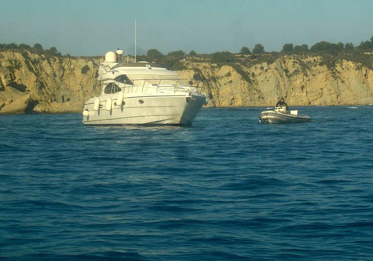 Una mujer muere arrollada por la hélice de una embarcación tras caer al mar en Jávea
