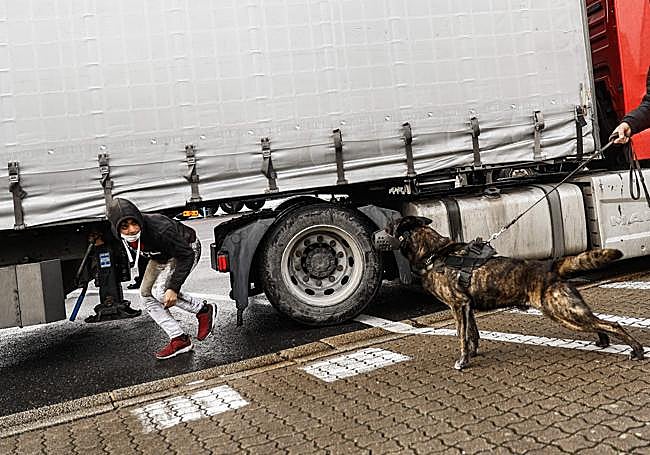 Un migrante trata de escapar en Francia.