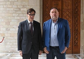 l presidente de la Generalitat, Salvador Illa (i), y el presidente de ERC, Oriol Junqueras (d), en febrero de 2025