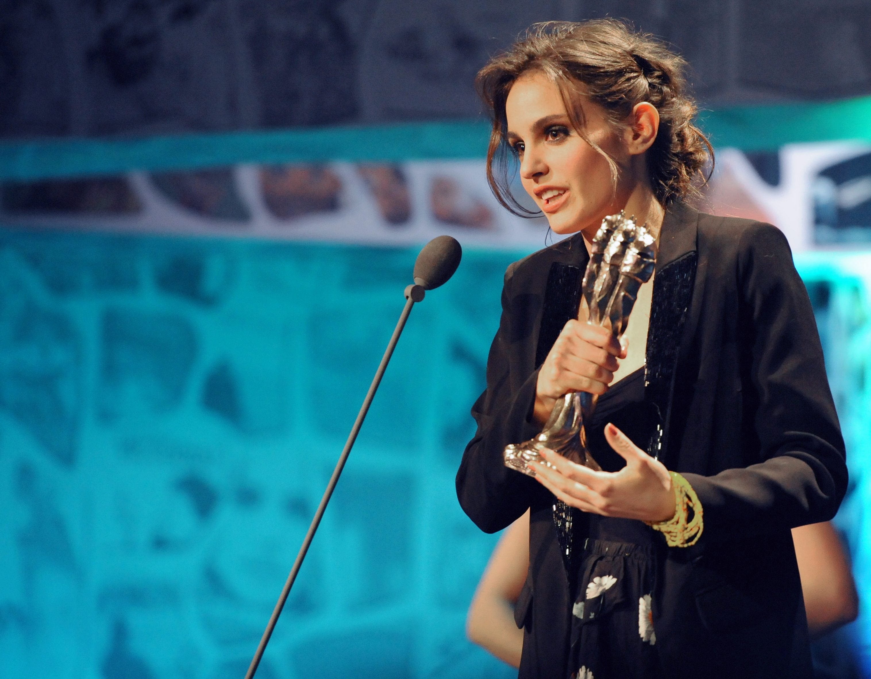 Verónica Echegui tras recibir el galardón a la «Mejor protagonista femenina» por su trabajo en la película «Katmandú» en febrero de 2012