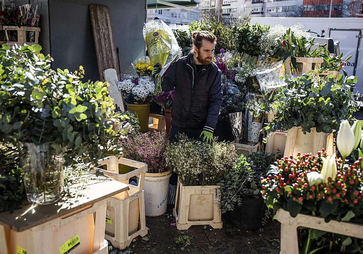 Un autónomo trabajando en su negocio.