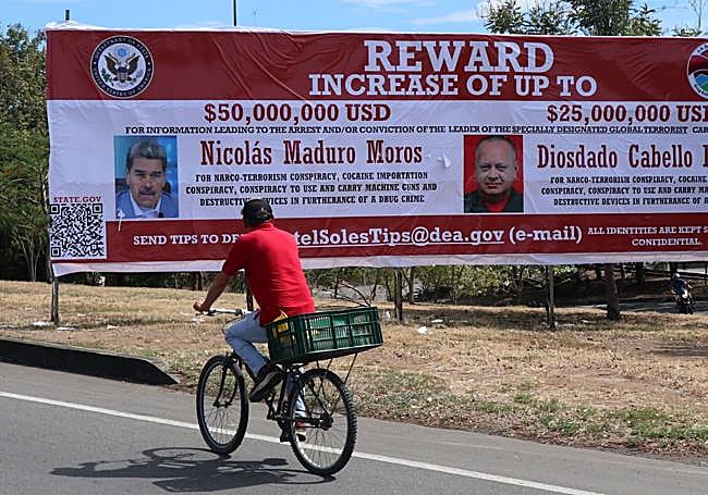 Una valla con la recompensa por Maduro y Cabello ha aparecido en la frontera de Colombia con Venezuela.