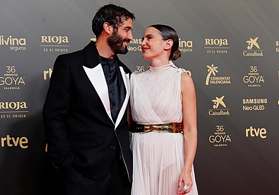 Los actores Alex García y Verónica Echegui posan en la alfombra roja de los Premios Goya 2022.