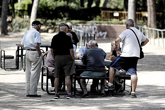 Los españoles cada vez se jubilan más tarde: la edad media se sitúa en los 65,3 años