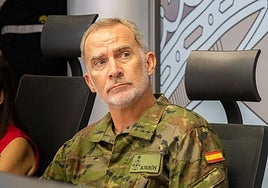 El Rey Felipe VI durante su visita al Cuartel General de la UME.