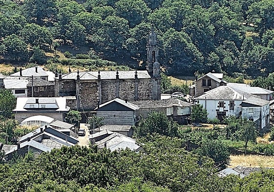 Rio de Onor. Las casas del pueblo doble se reflejan en el río.