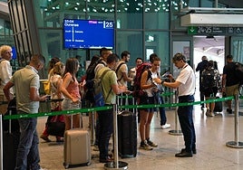 Entrada de viajeros en la estación de Chamartín para tomar el AVE en dirección a Orense